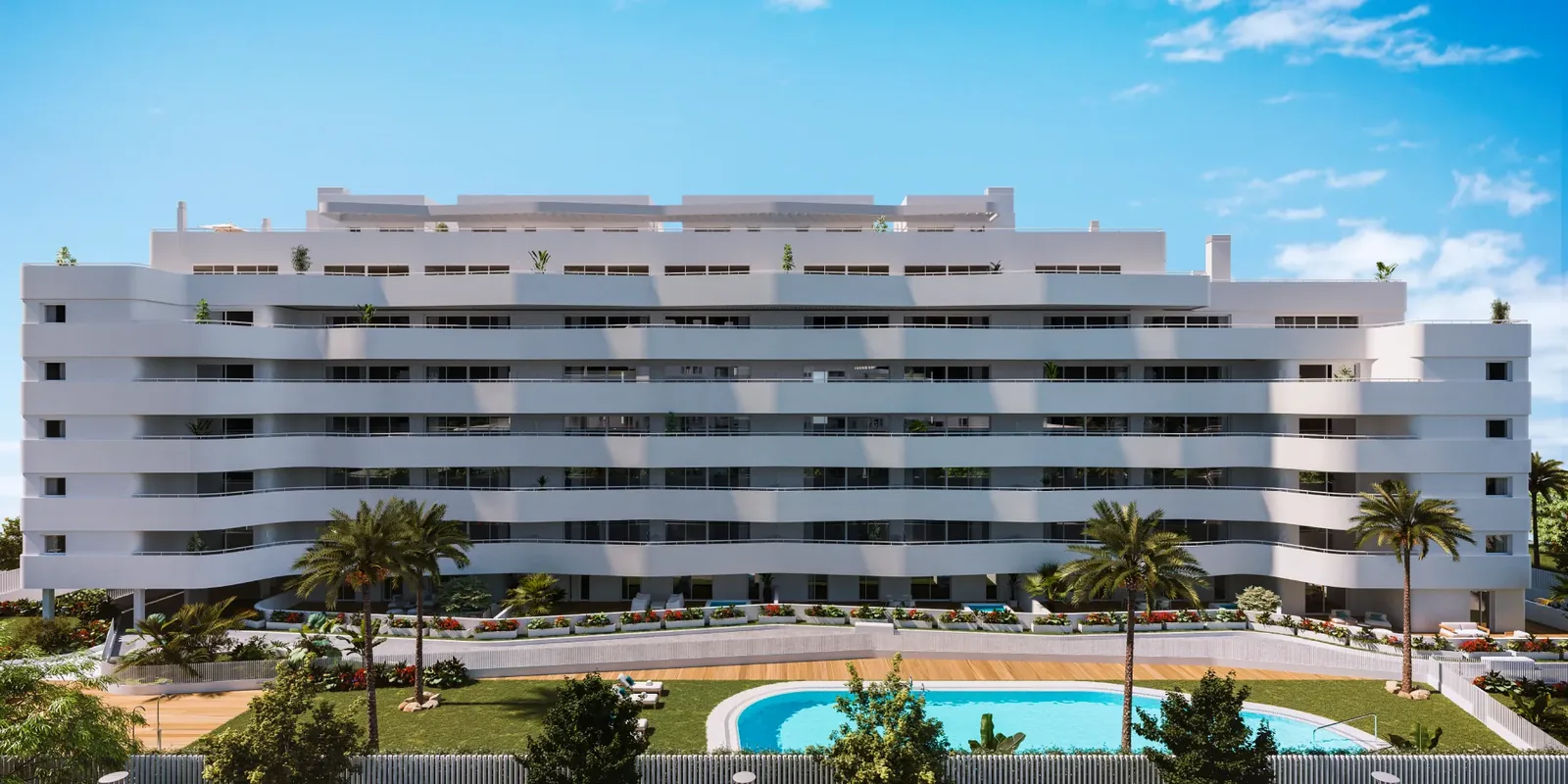 Fachada del residencial con piscina y palmeras en Torre del Mar