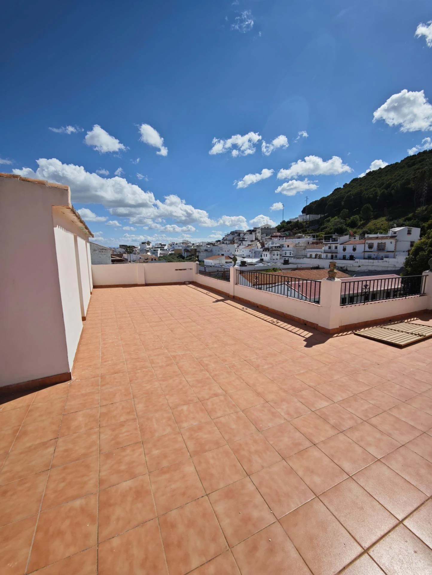 Terraza privada con vistas al pueblo y a la montaña en Alhaurín el Grande