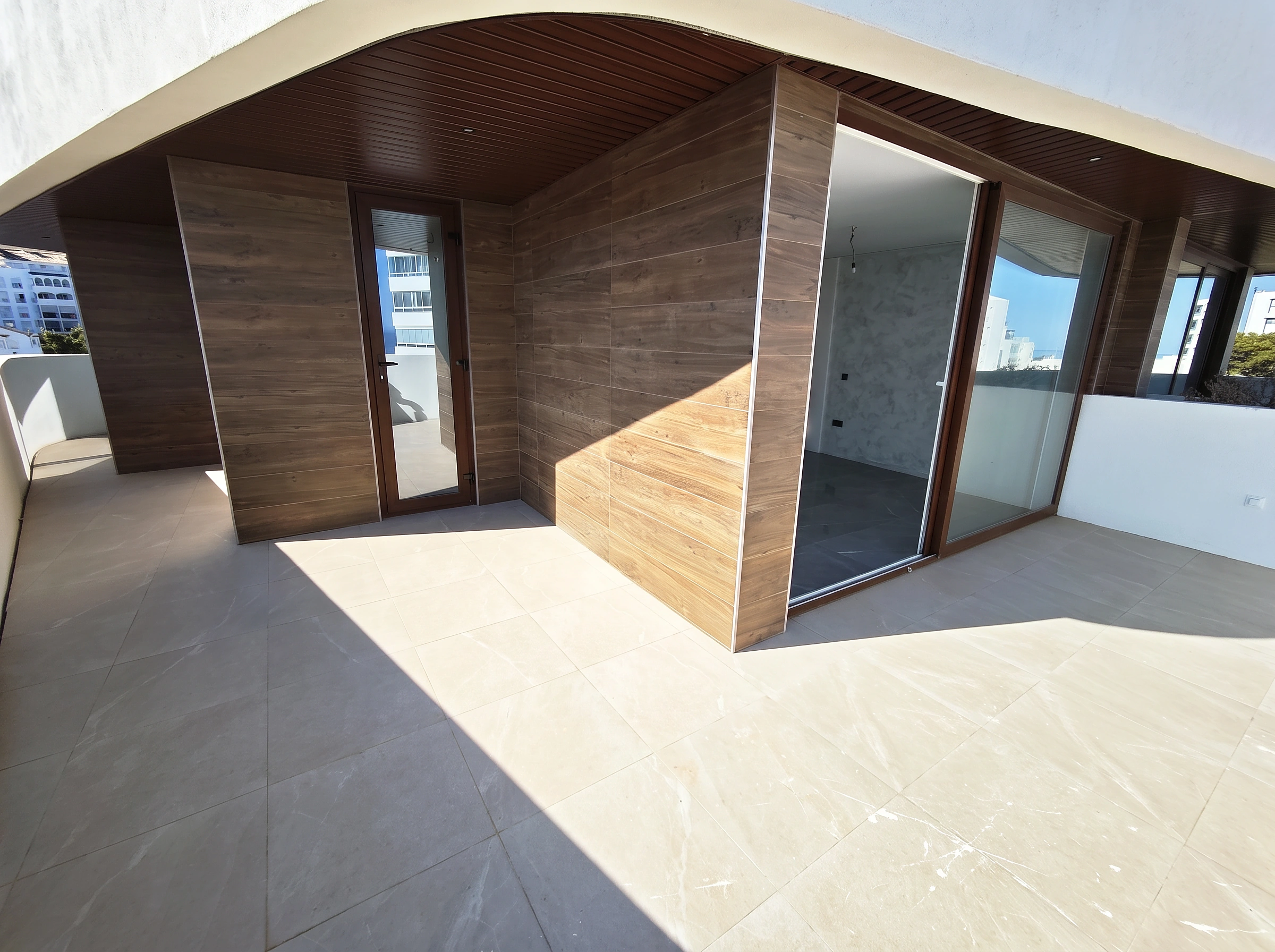 Volumen de madera y cristal que abre el salón a la terraza