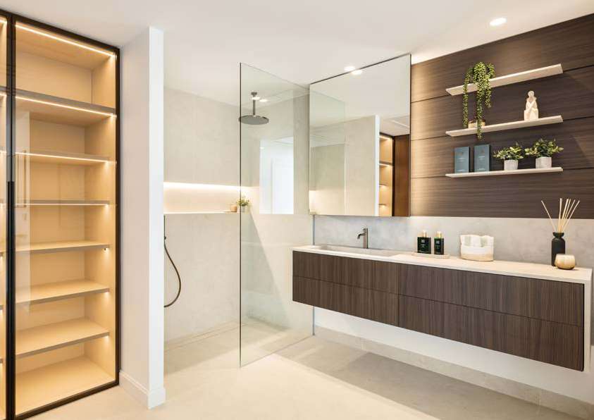Baño principal de líneas cálidas con ducha amplia