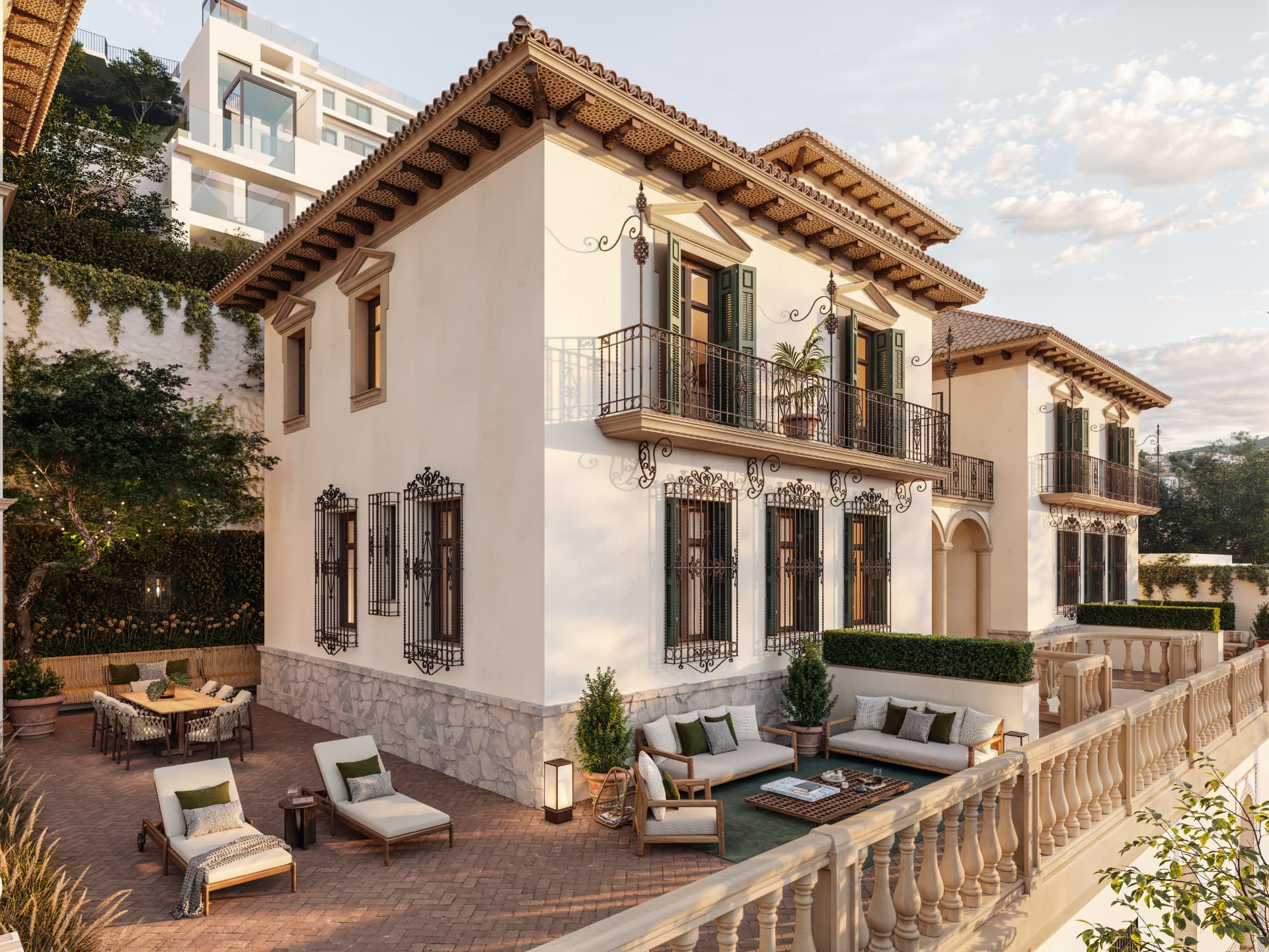 Terrazas ajardinadas de una residencia histórica rehabilitada en El Limonar