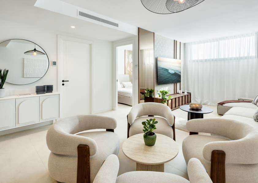 Sala de estar serena con ventanales de suelo a techo