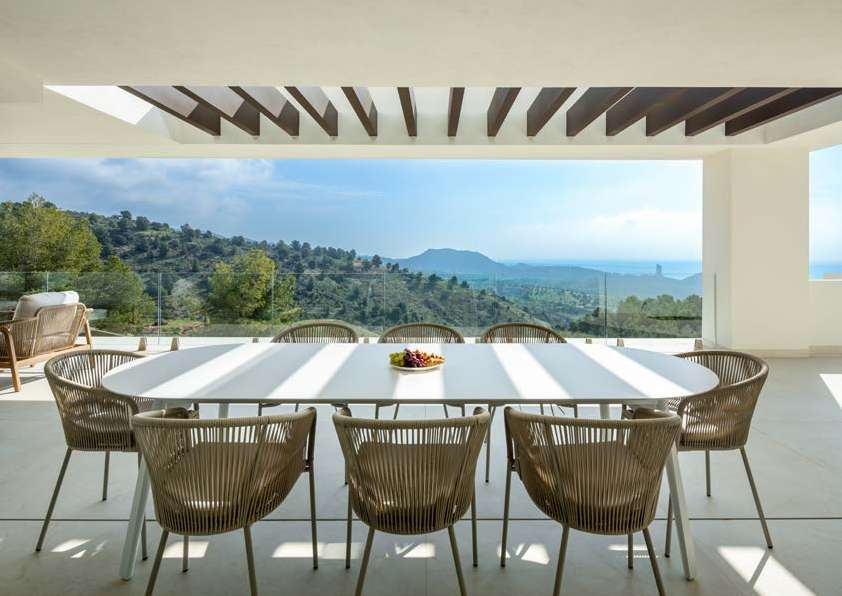 Comedor exterior cubierto con vistas panorámicas al Mediterráneo