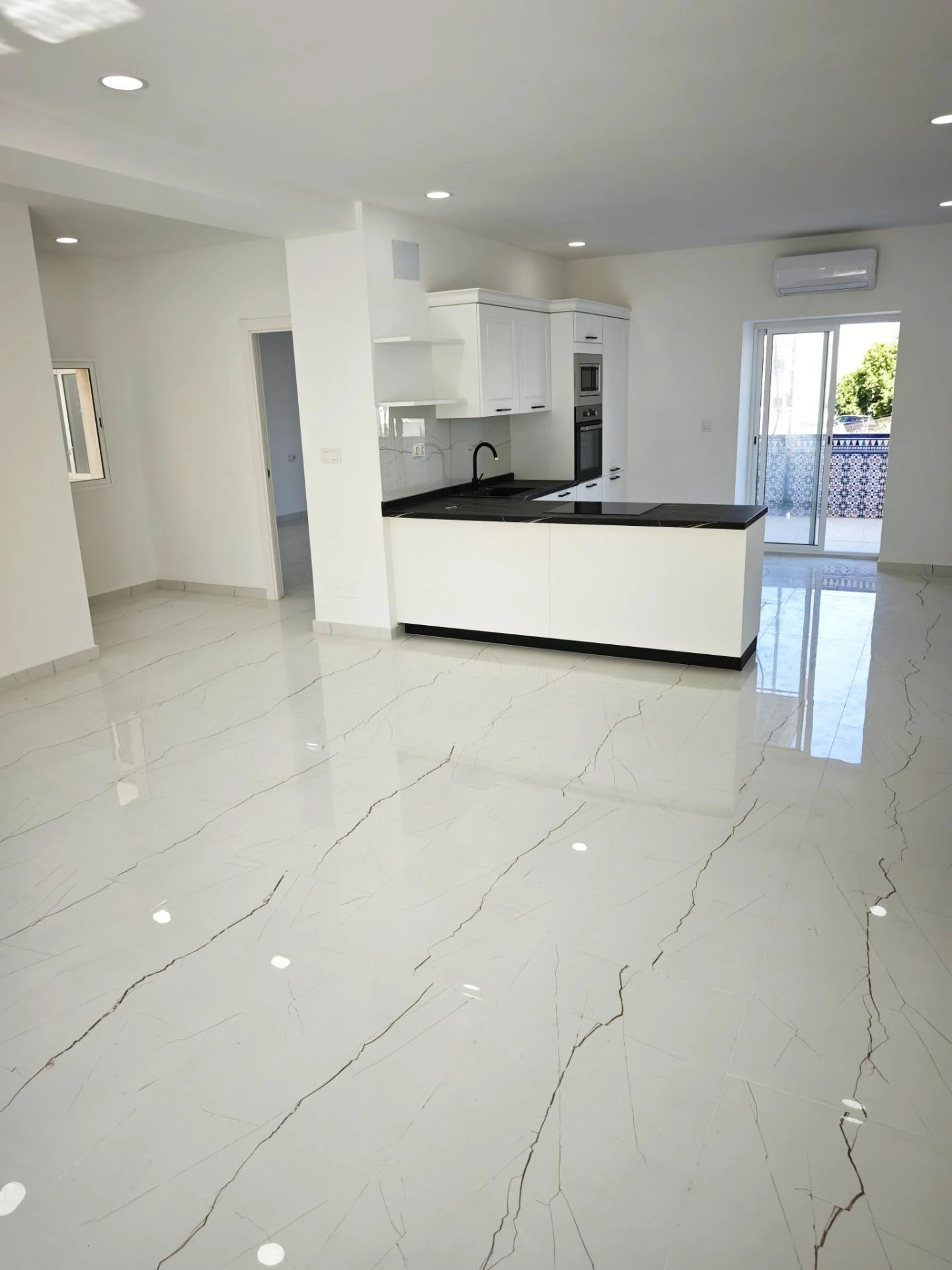 Cocina abierta al salón con isla y acabados nuevos