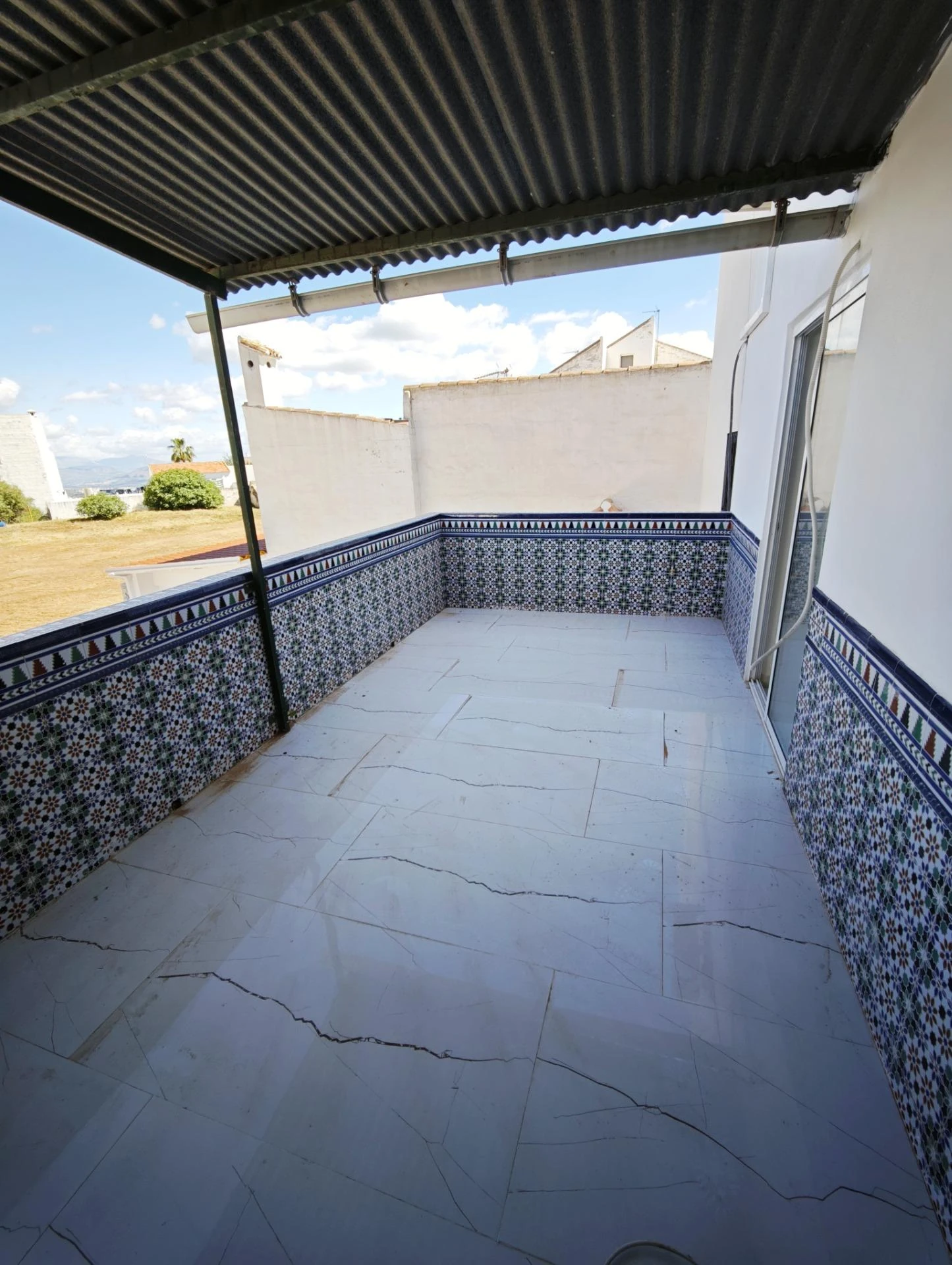 Solárium con pérgola y vistas a la sierra
