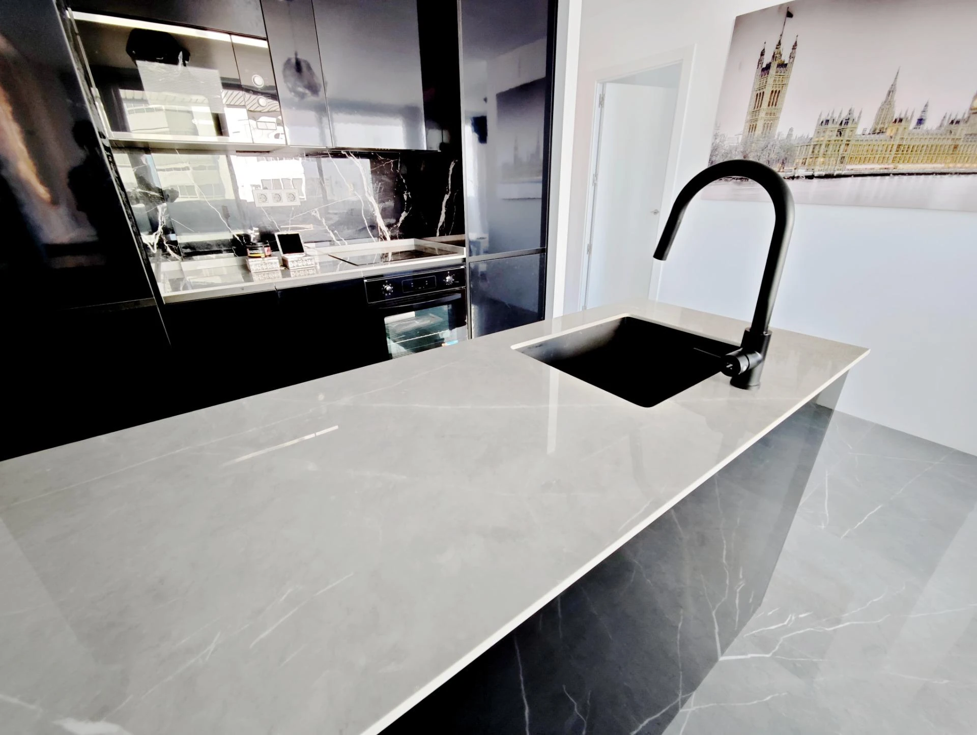 Cocina equipada con encimera continua y electrodomésticos integrados