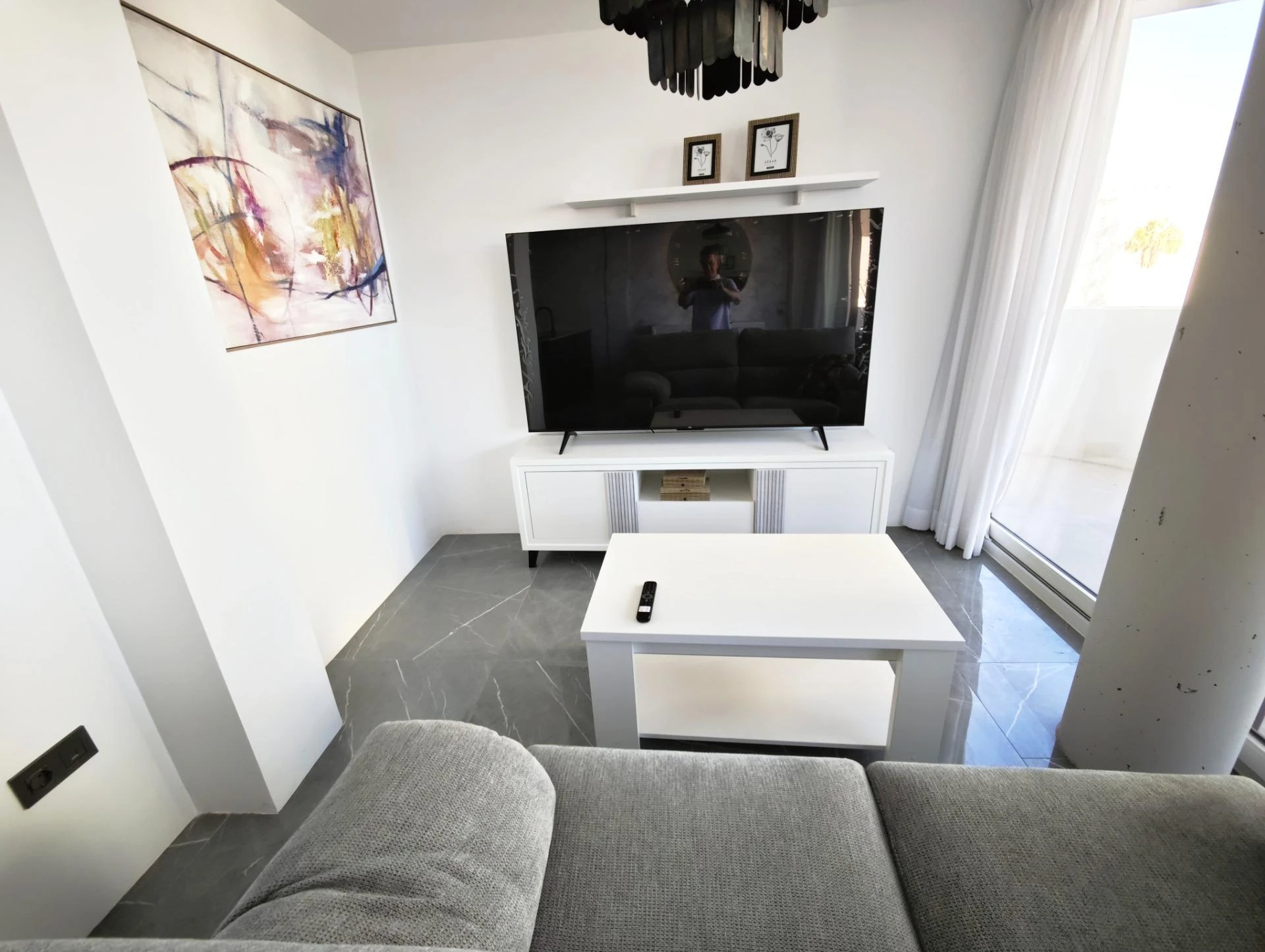 Zona de estar abierta a la cocina de diseño