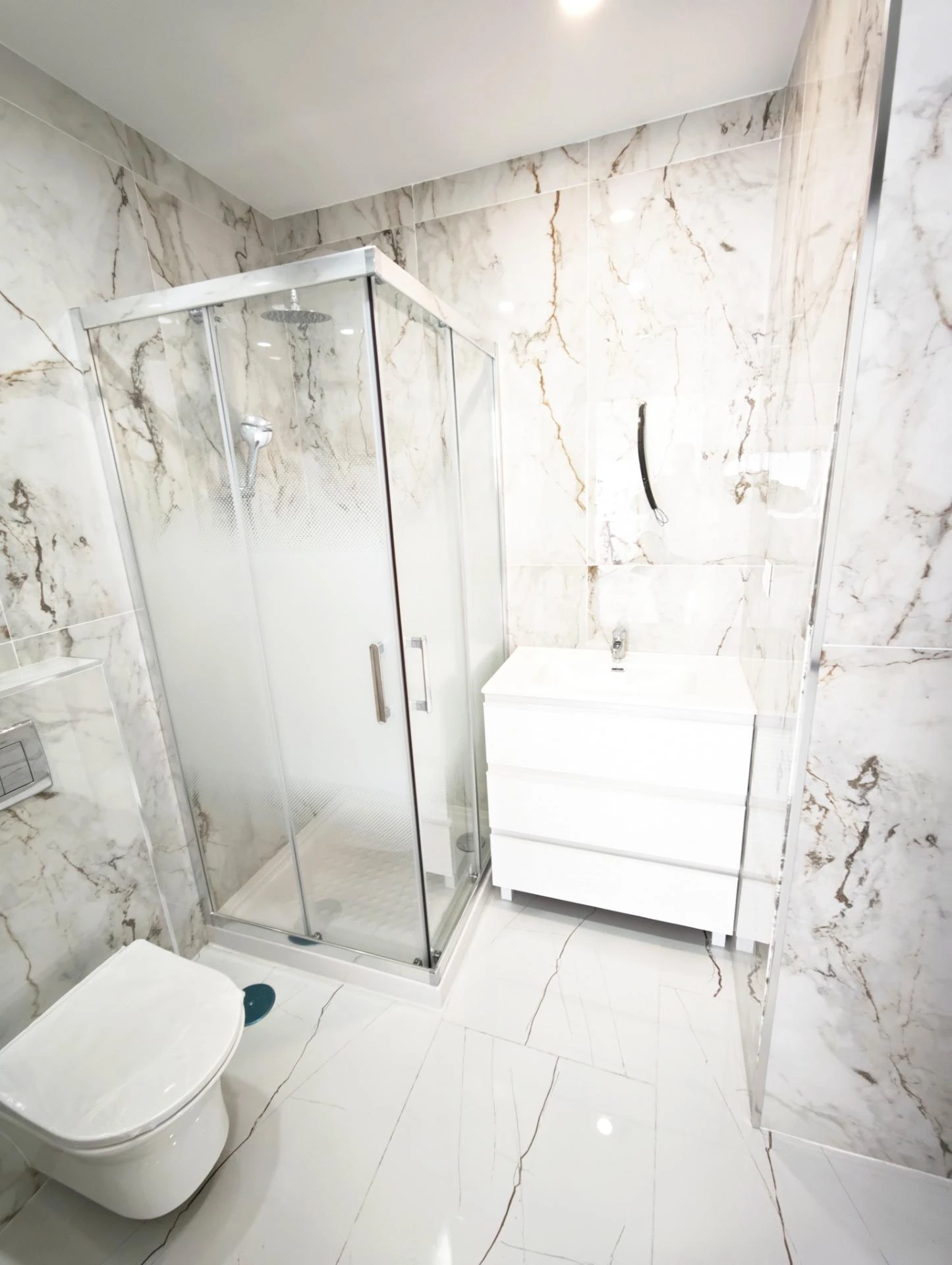 Segundo baño completo con mueble suspendido