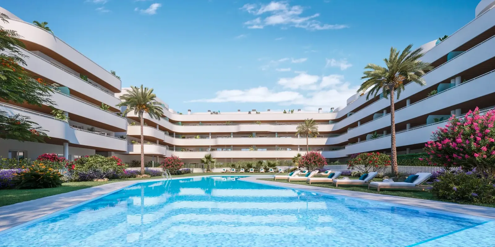 Piscina comunitaria con tumbonas
