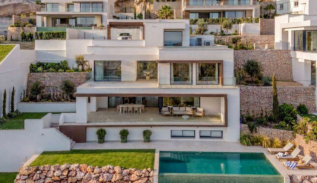 Villa contemporánea con piscina privada y terrazas abiertas al paisaje de Málaga