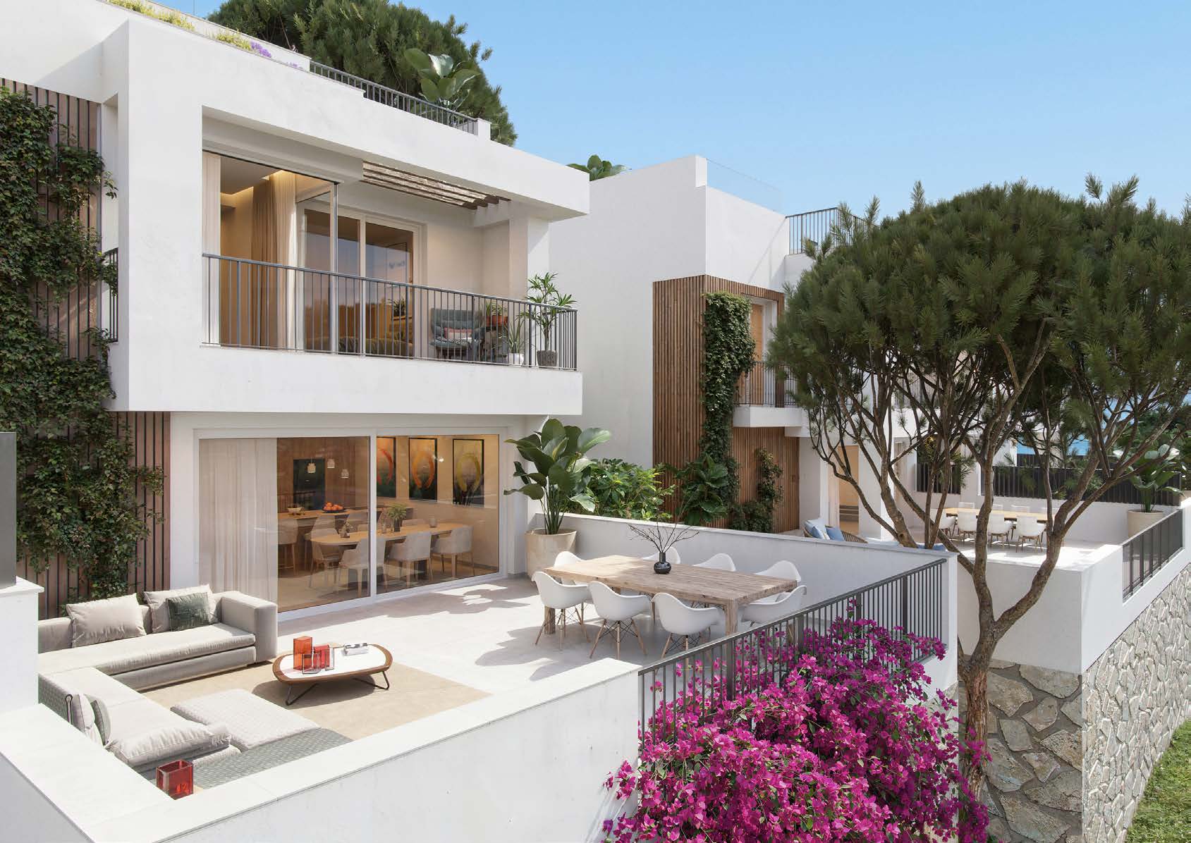 Villa blanca con terraza, jardín mediterráneo y pinos