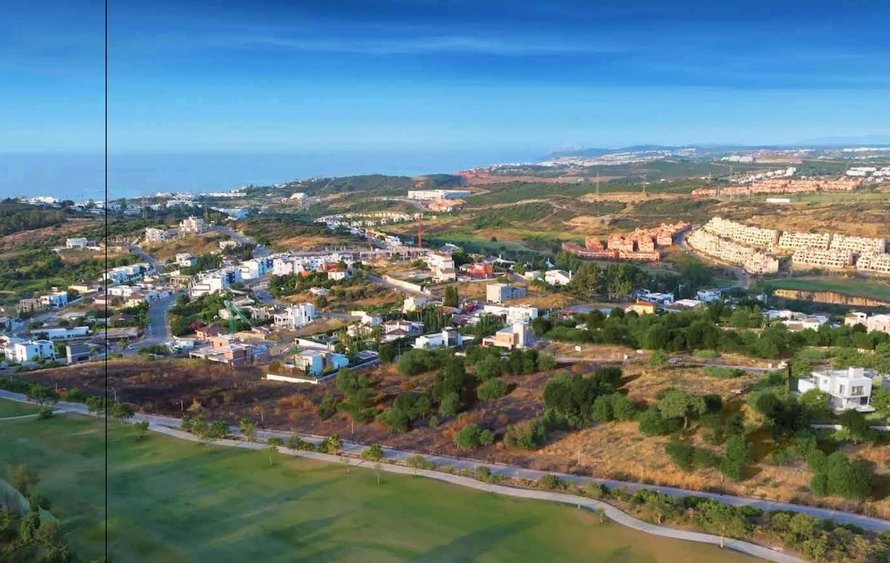 Vista aérea de Valle Romano hacia la costa de Estepona
