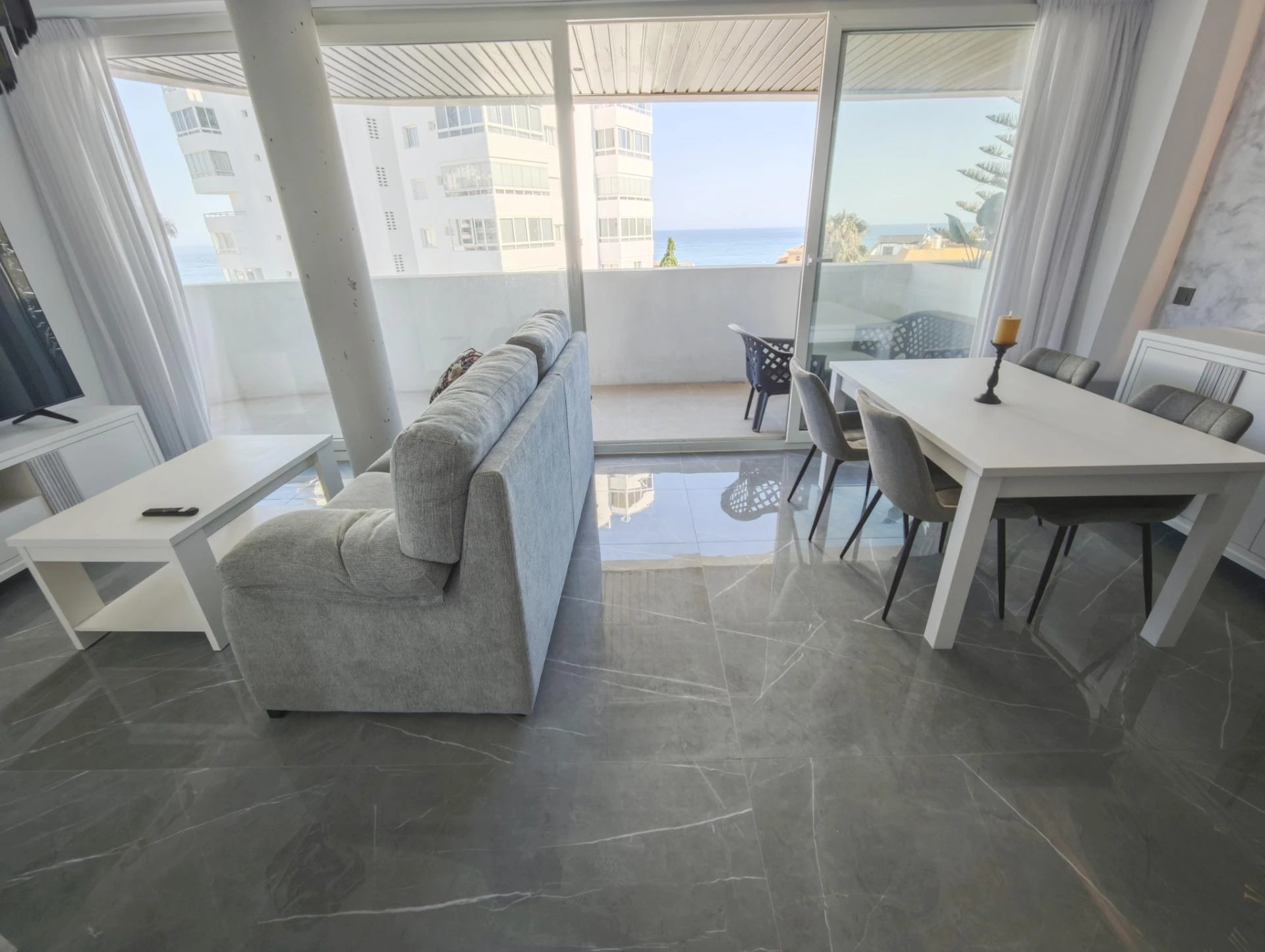 Salón con ventanal corrido y luz natural durante todo el día