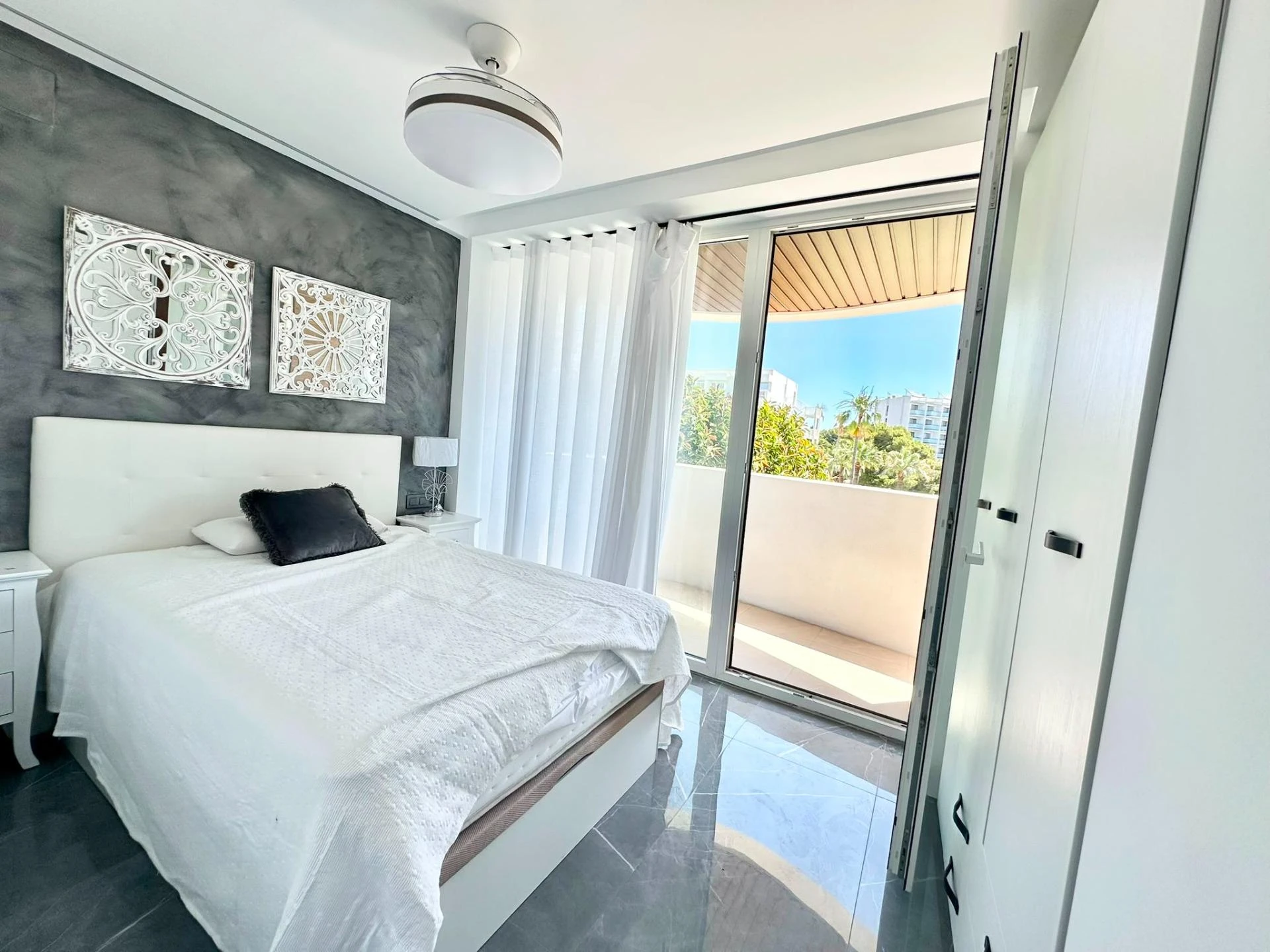 Dormitorio principal con salida a la terraza