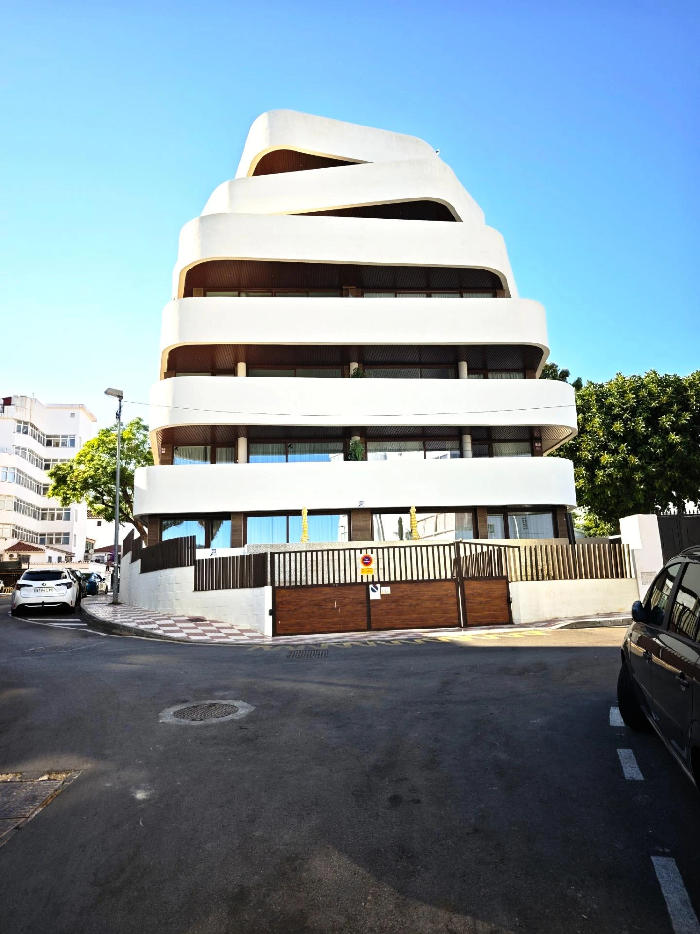 Fachada escalonada del edificio en Arroyo de la Miel