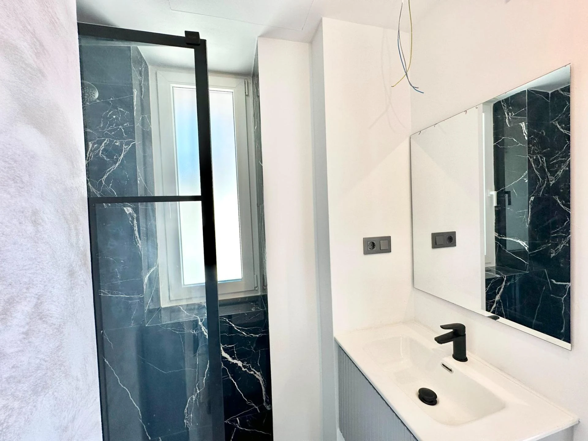 Baño con mármol y ducha de obra