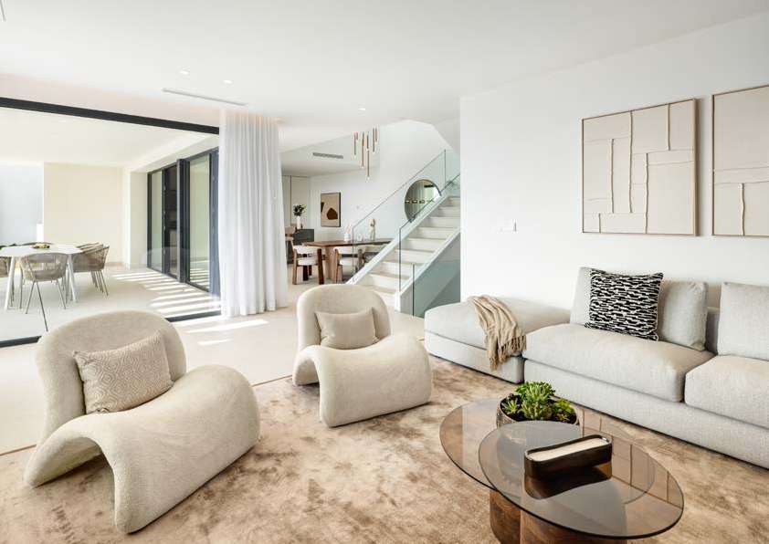 Salón luminoso conectado con la terraza mediante grandes ventanales