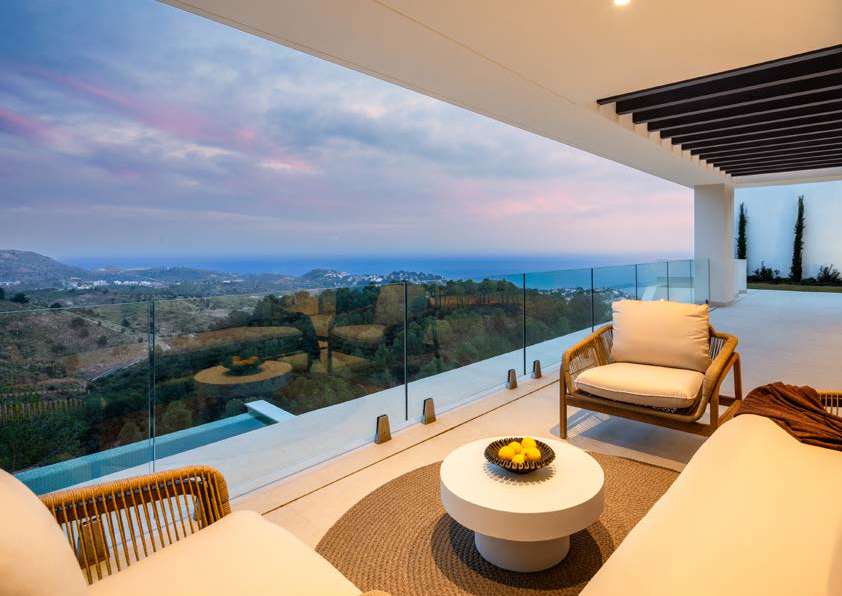 Terraza al anochecer con vistas abiertas a la bahía de Málaga
