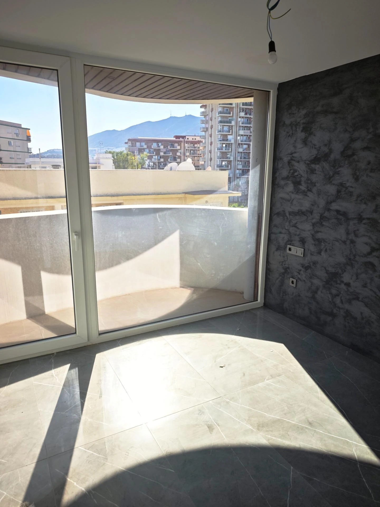Dormitorio con ventanal y salida a la terraza