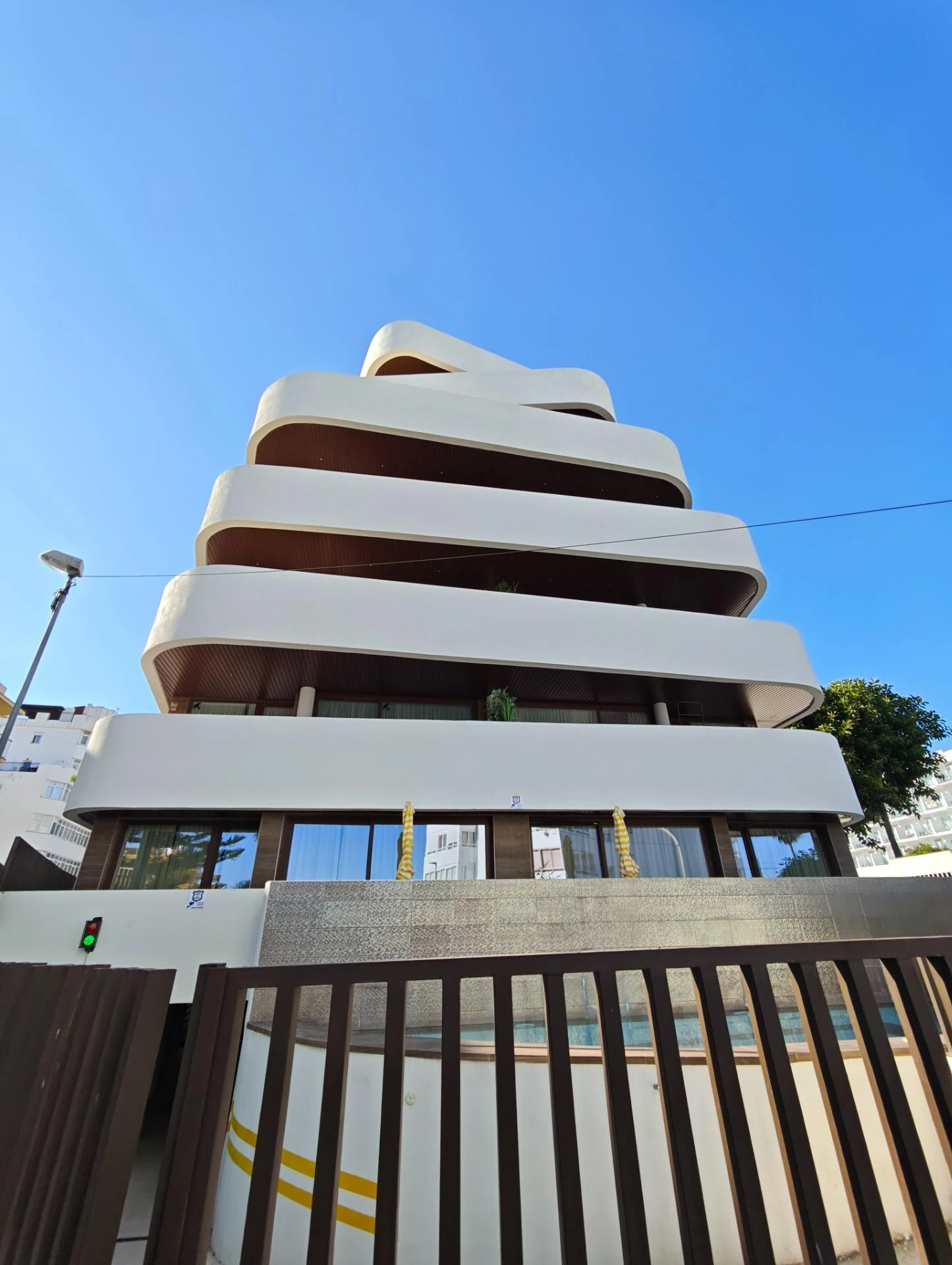 Fachada escalonada del edificio de diez viviendas en Arroyo de la Miel