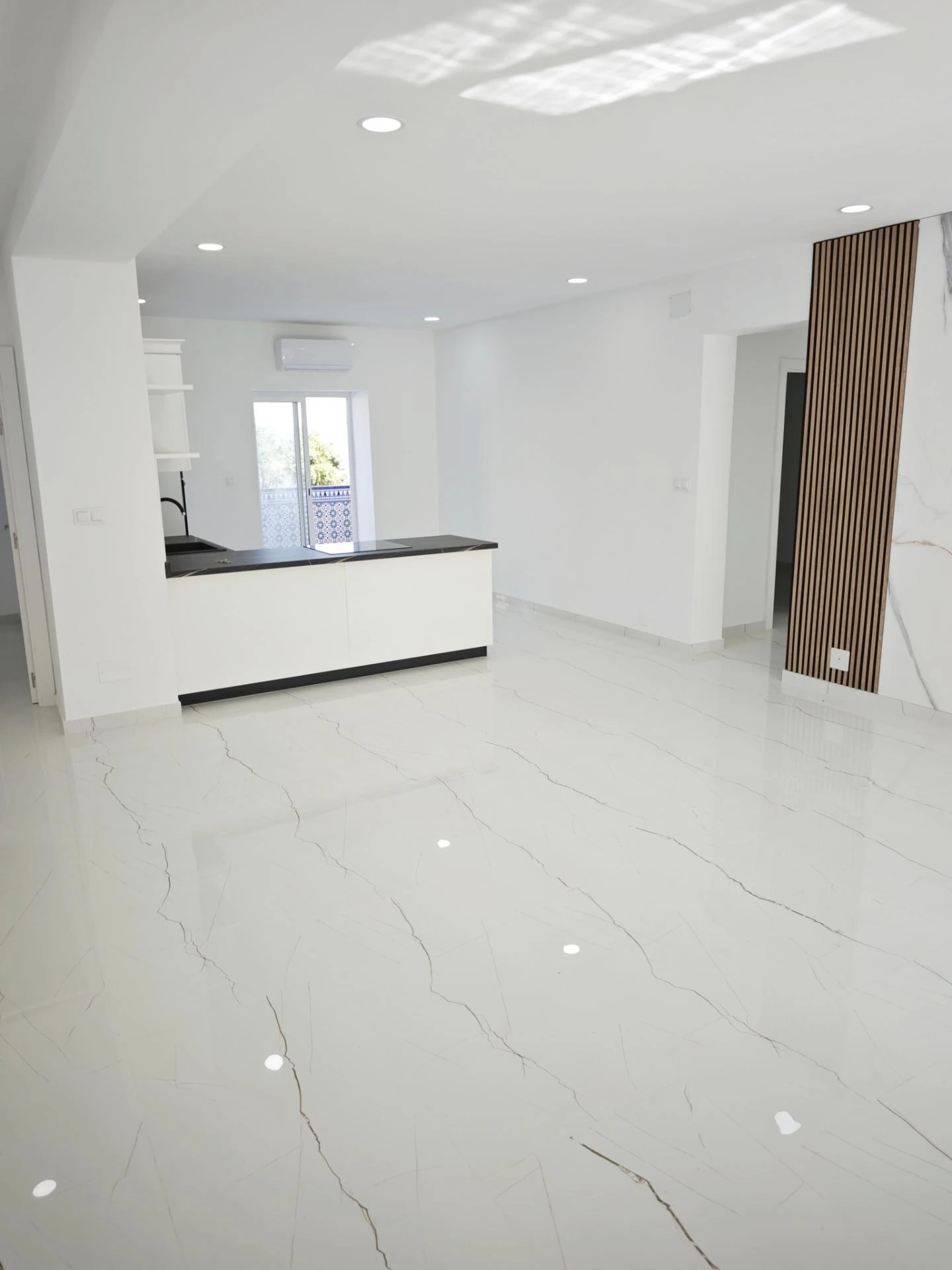 Salón diáfano con suelo porcelánico tras la reforma