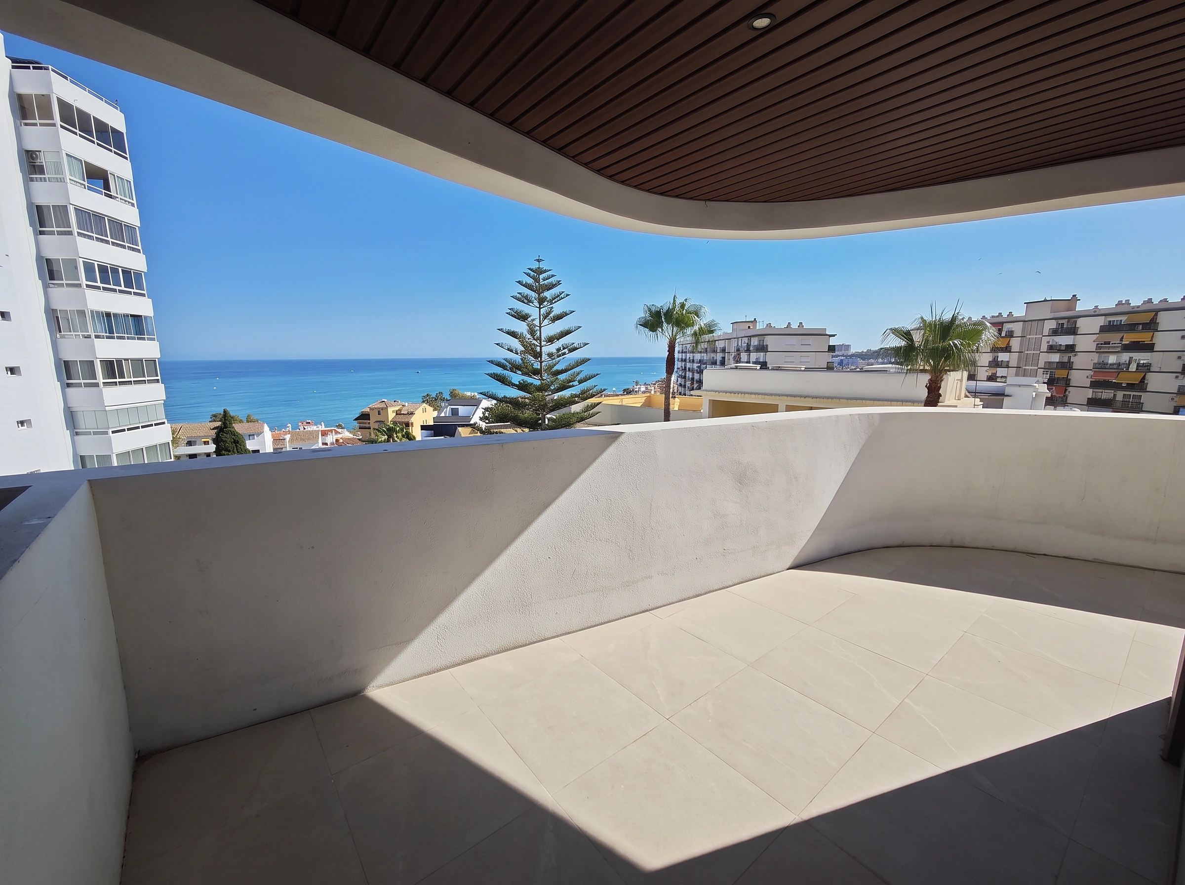 Terraza perimetral del ático dúplex con vistas al mar en Benalmádena