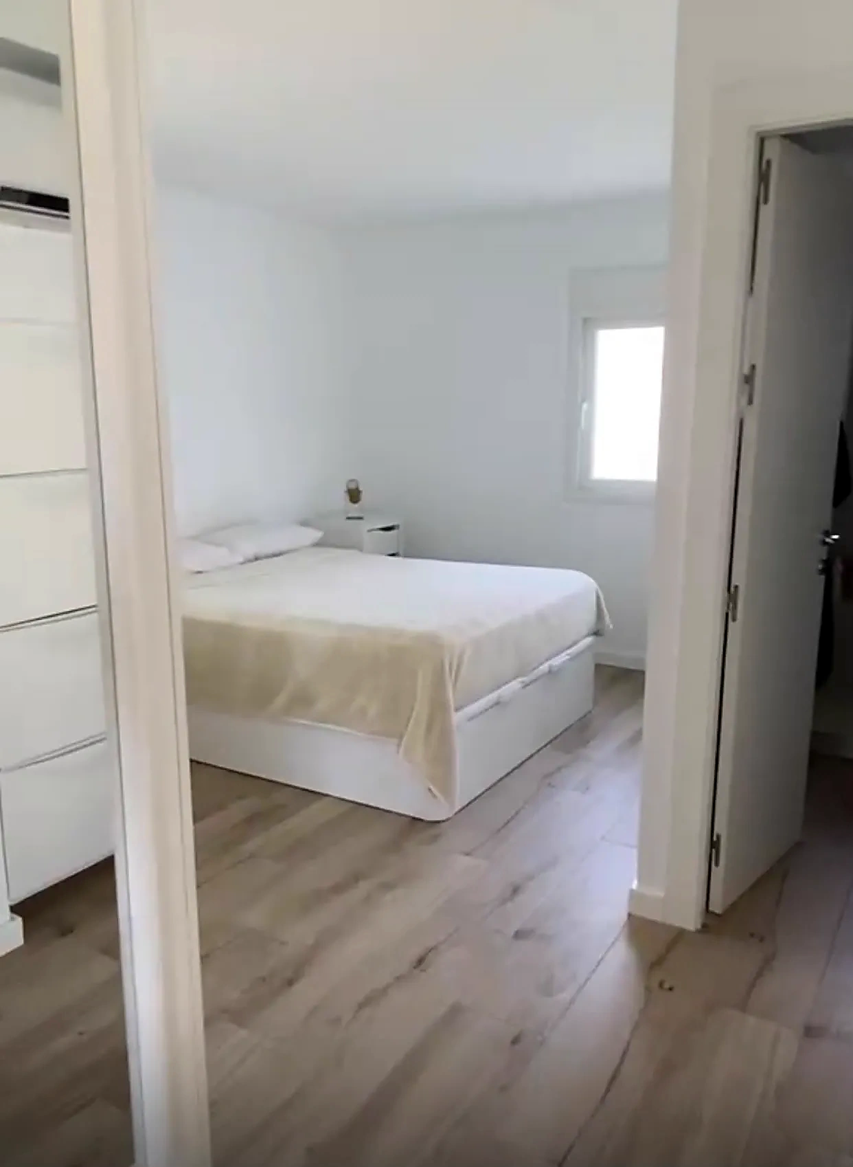 Dormitorio principal con cama doble, armario empotrado y ventana propia