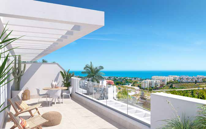 Terraza privada con mesa y vistas abiertas al Mediterráneo en Mijas Costa