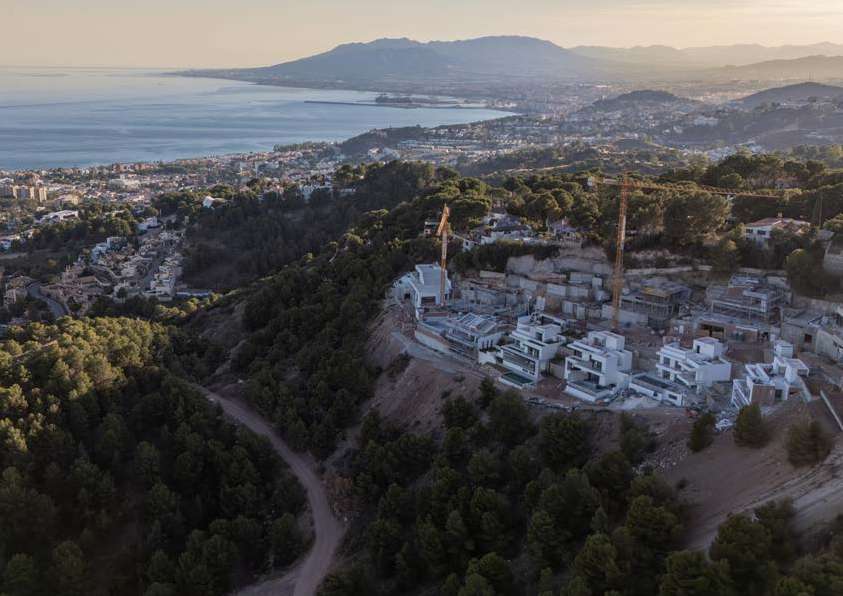 Vista aérea de las villas integradas entre el pinar y el mar