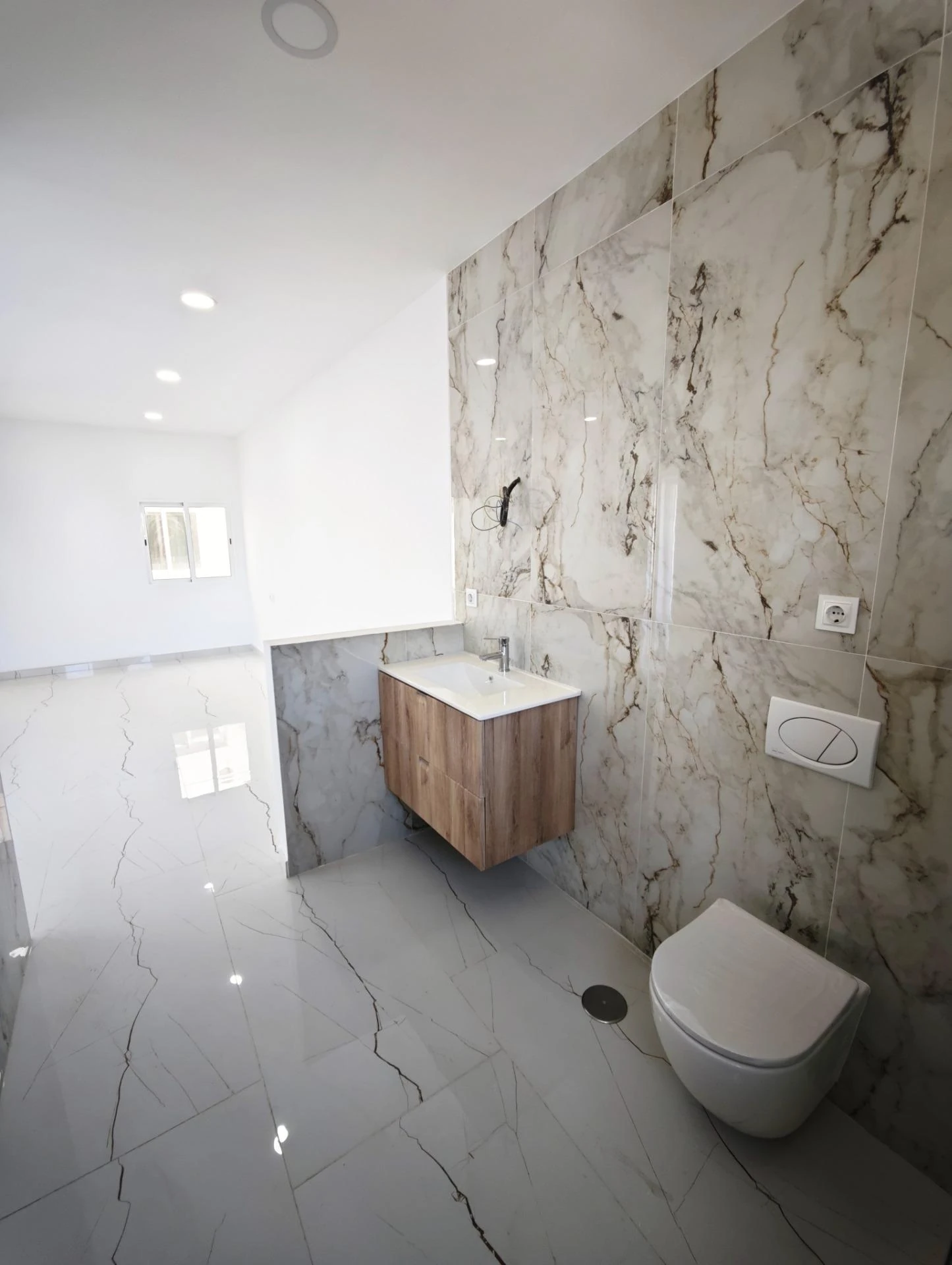 Baño completo con paramentos de mármol