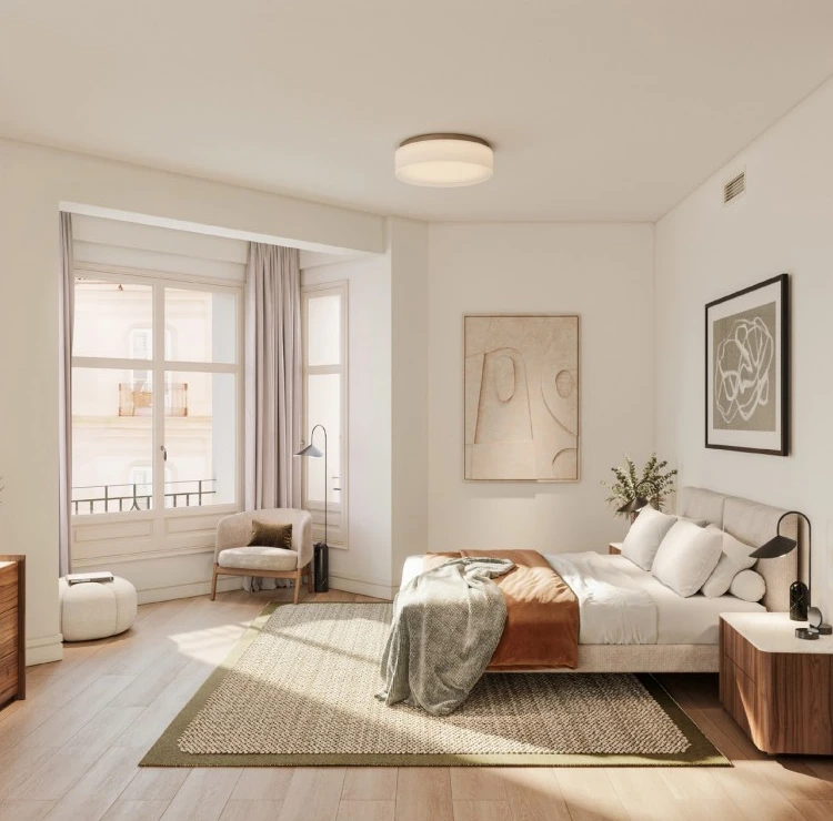 Dormitorio principal luminoso con balcón
