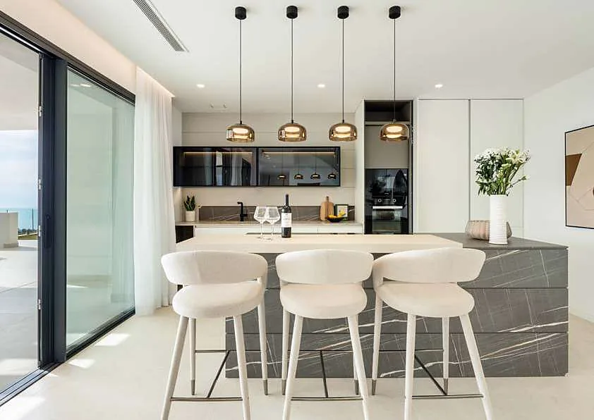 Detalle vertical de una cocina contemporánea en blanco y negro