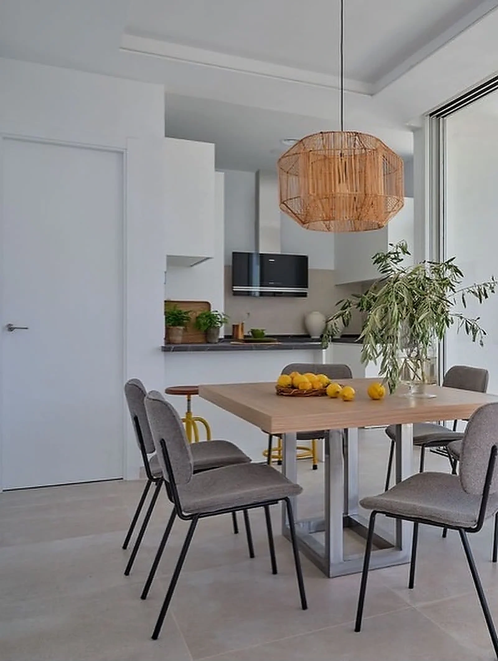 Comedor contemporáneo fotografiado para una campaña de marketing inmobiliario