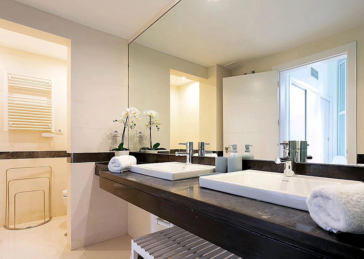 baño contemporáneo en una vivienda de Cister