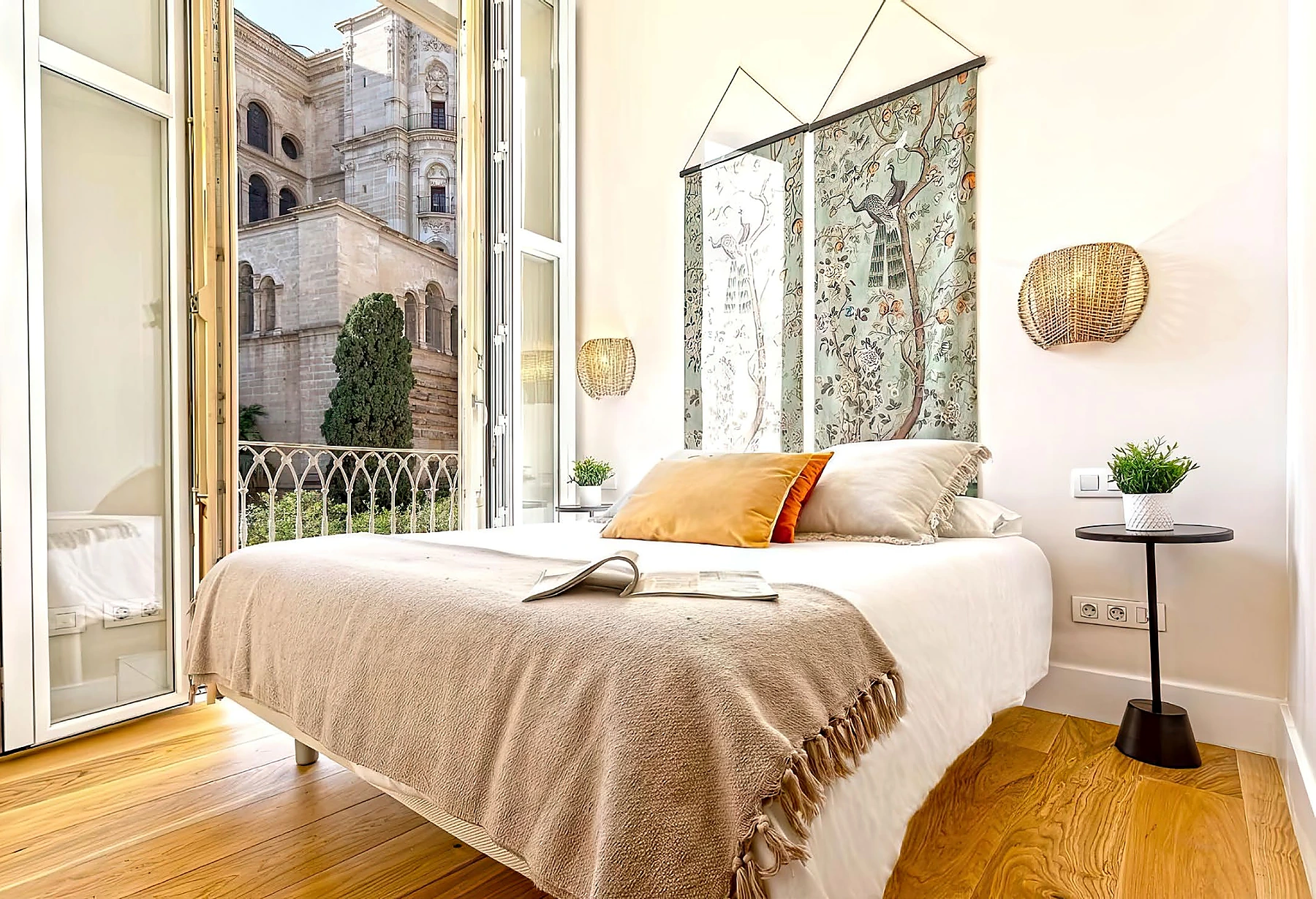 dormitorio con balcón en Cister
