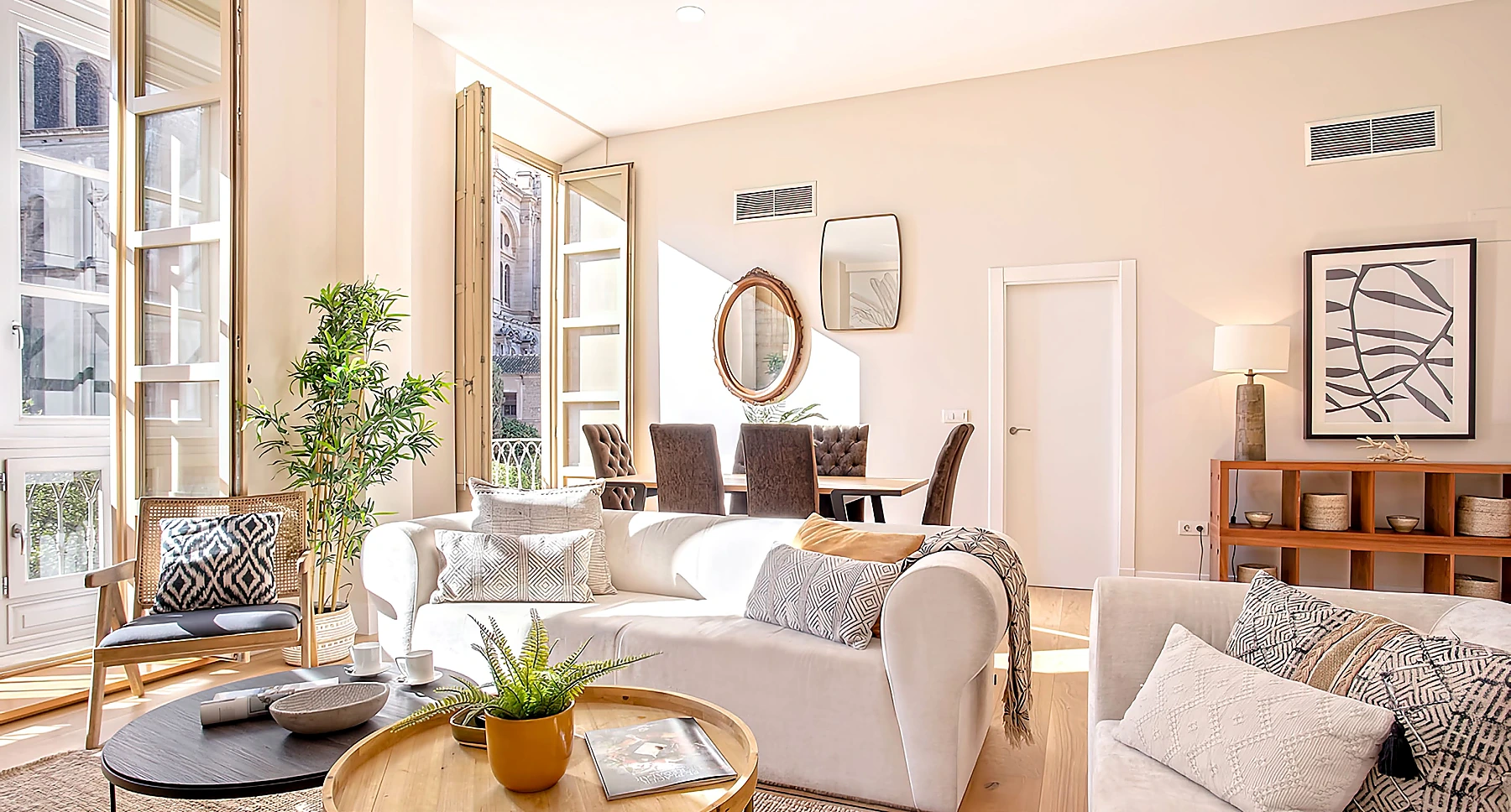 salón con grandes balcones en una vivienda de Cister